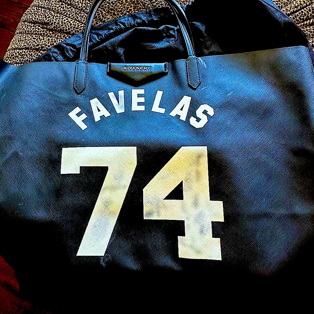 A tote Givenchy Bag